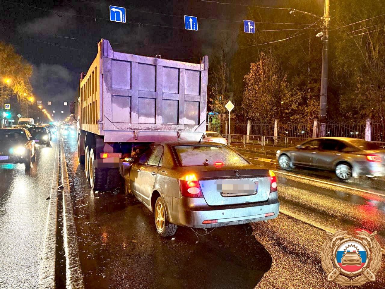 В Твери легковушка заехала под самосвал