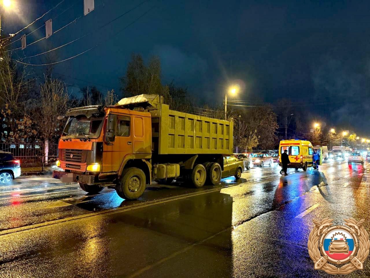 В Твери легковушка заехала под самосвал