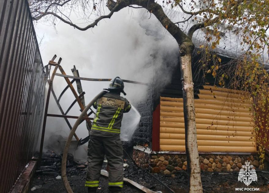 В Тверской области пожарные отстояли баню от огня отстояли