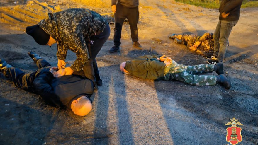В Тверской области задержали налётчиков, ограбивших на трассе грузовик В Тверской области задержали налётчиков, ограбивших на трассе грузовик