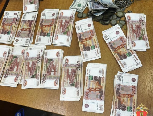 Тверские киберполицейские поймали в Москве дропа-«заливщика» дропа
