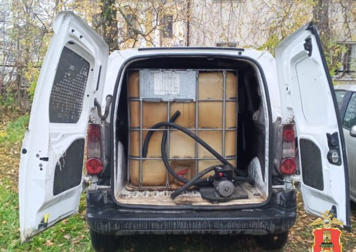 В Тверской области задержали мужчину, который выкачал из большегруза 206 литров топлива топлива