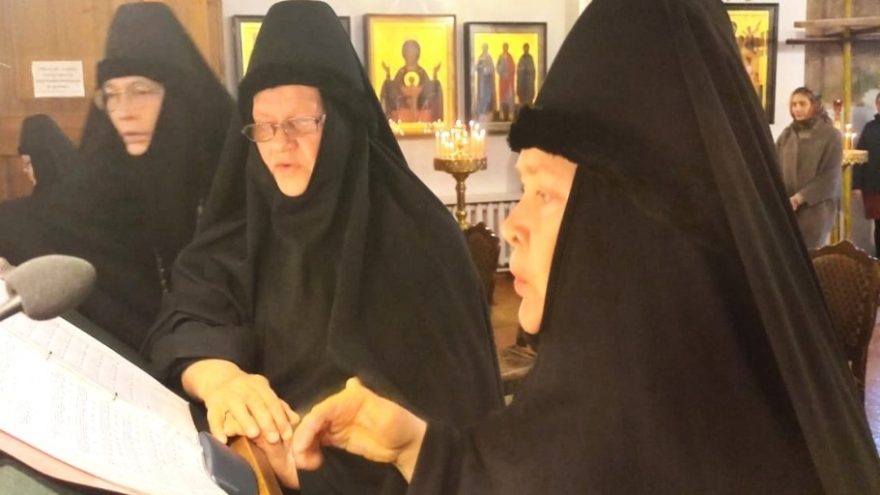 По благословлению митрополита у сестер тверского монастыря появились новые шапочки шапочки