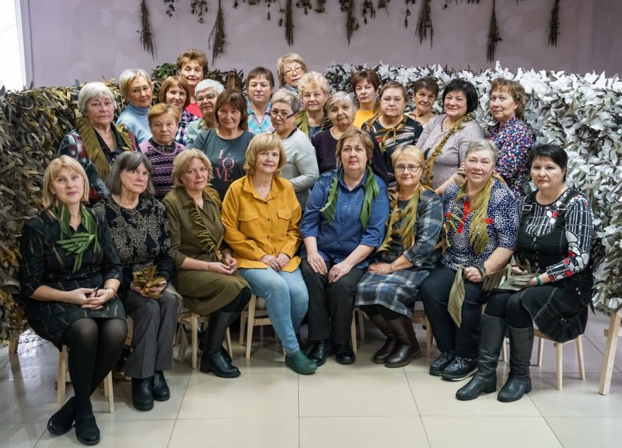 Женщины из Лихославля плетут маскировочные сети для бойцов СВО