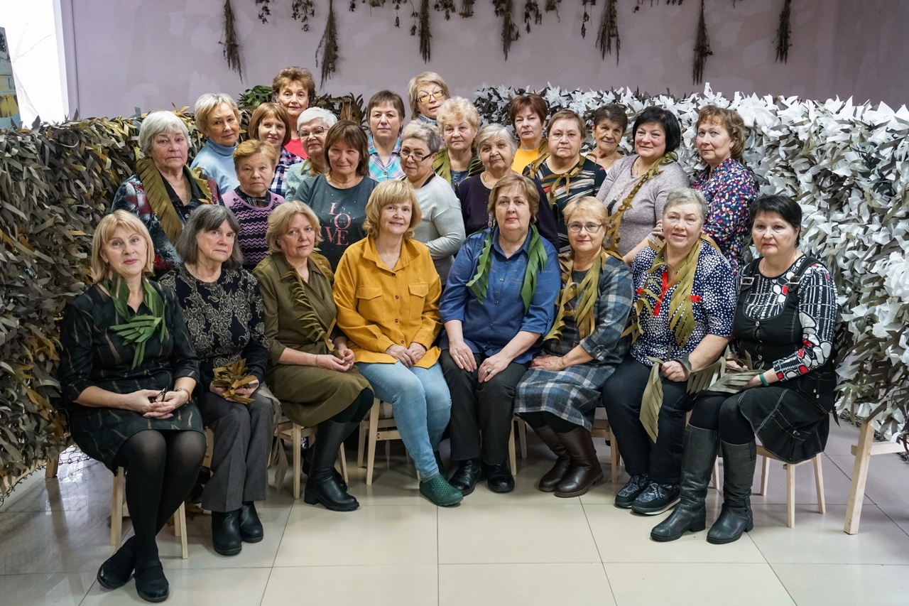 Женщины из Лихославля плетут маскировочные сети для бойцов СВО