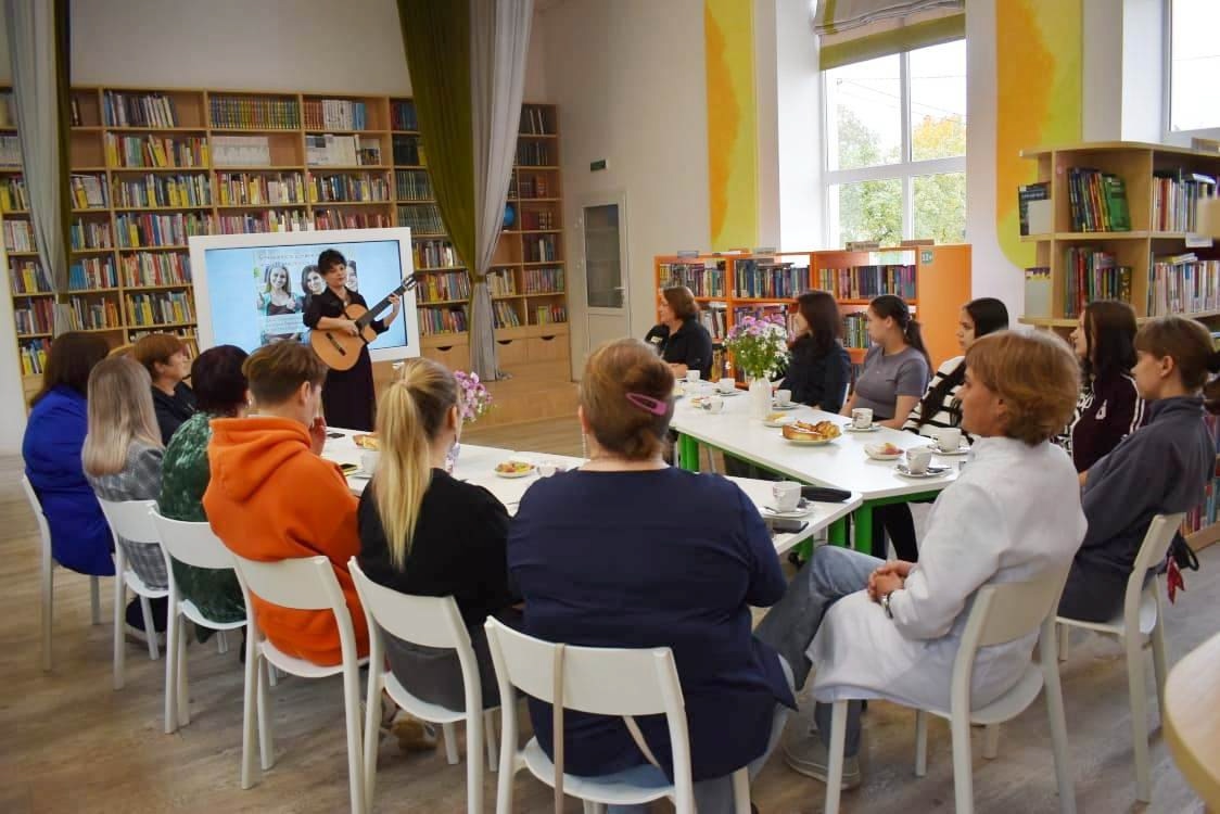 В Андреаполе беременным играли на гитаре