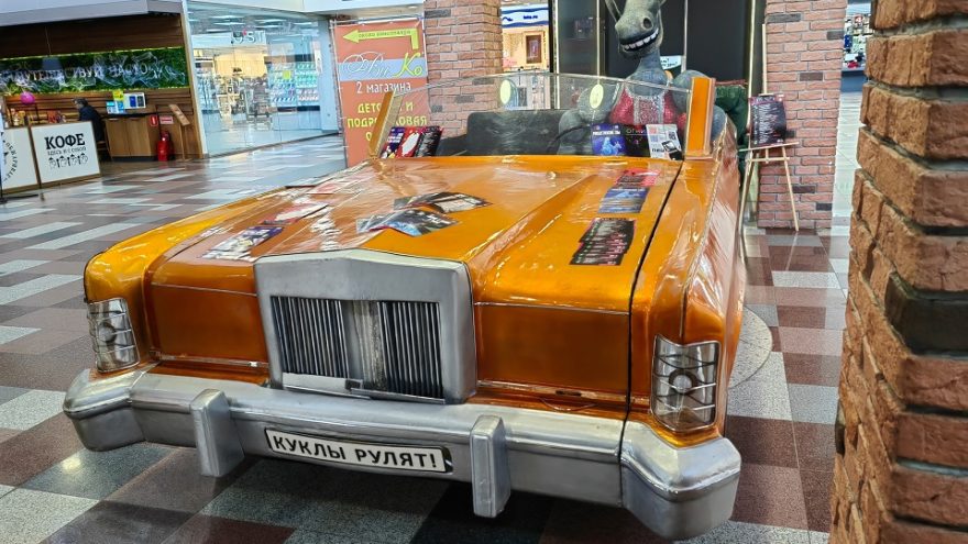 Вместо акул в тверском ТЦ посадили осла осла