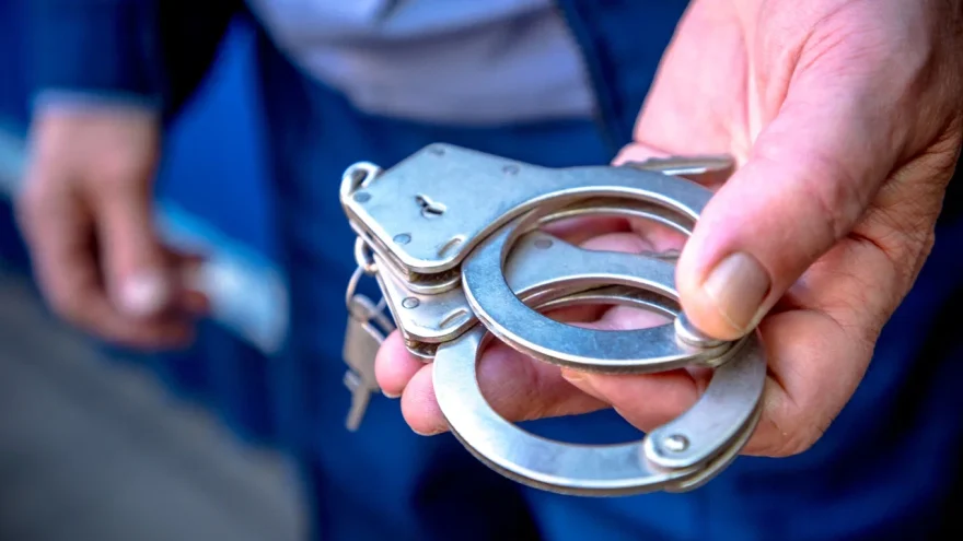 В Твери взяли под стражу мужчину, организовавшего въезд нелегалов под стражу