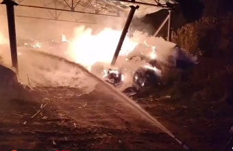 Под Тверью в ангаре с сеном лютует пожар ангаре