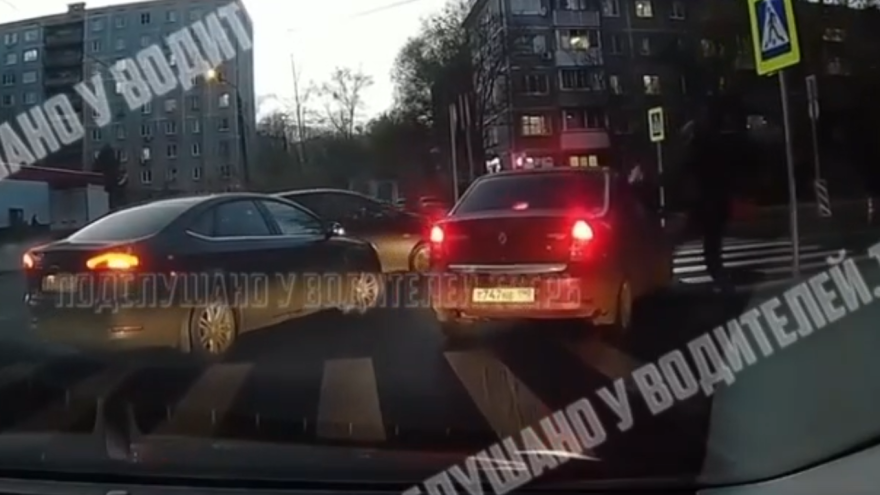 В Твери пешеход "избил" автомобиль на перекрестке избил