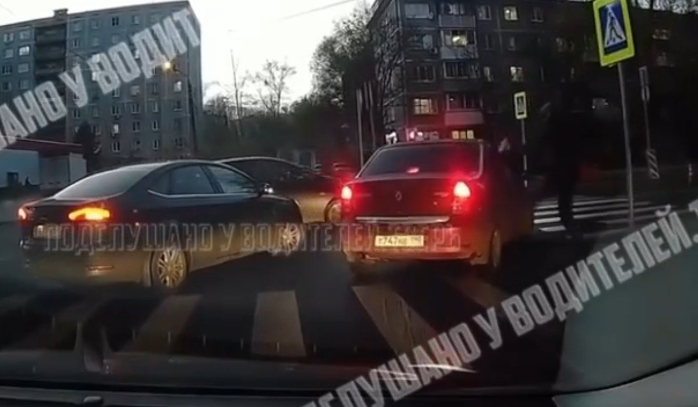 В Твери пешеход "избил" автомобиль на перекрестке избил