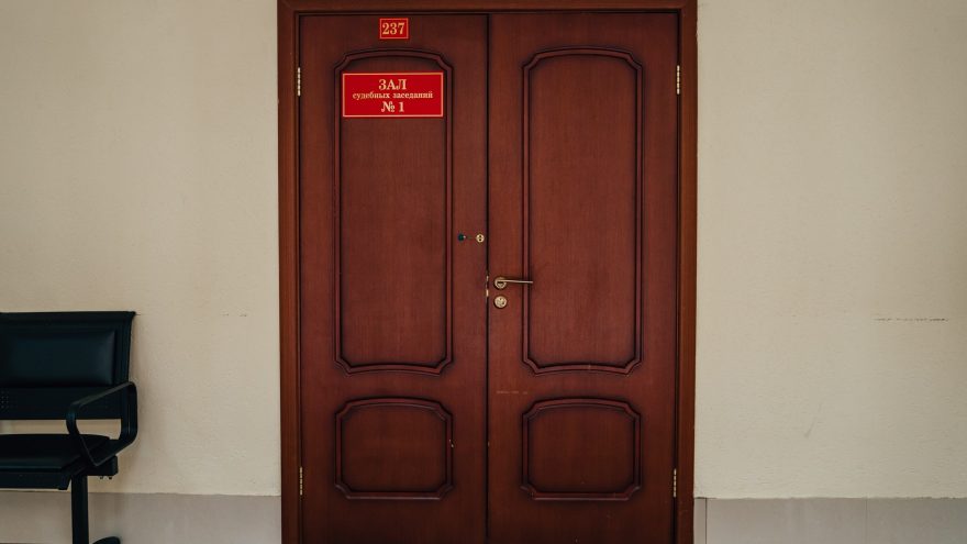 В Твери будут судить мужчину, который приставил нож к шее ребёнка нож