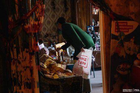 Волонтеры помогли одиноким пенсионерам достойно отпраздновать День пожилых людей волонтеры