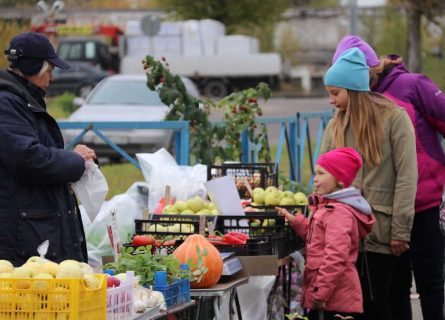 праздновать