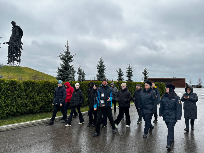 В Ржевском округе полицейские вместе с общественниками провели для школьников экскурсию по памятным местам