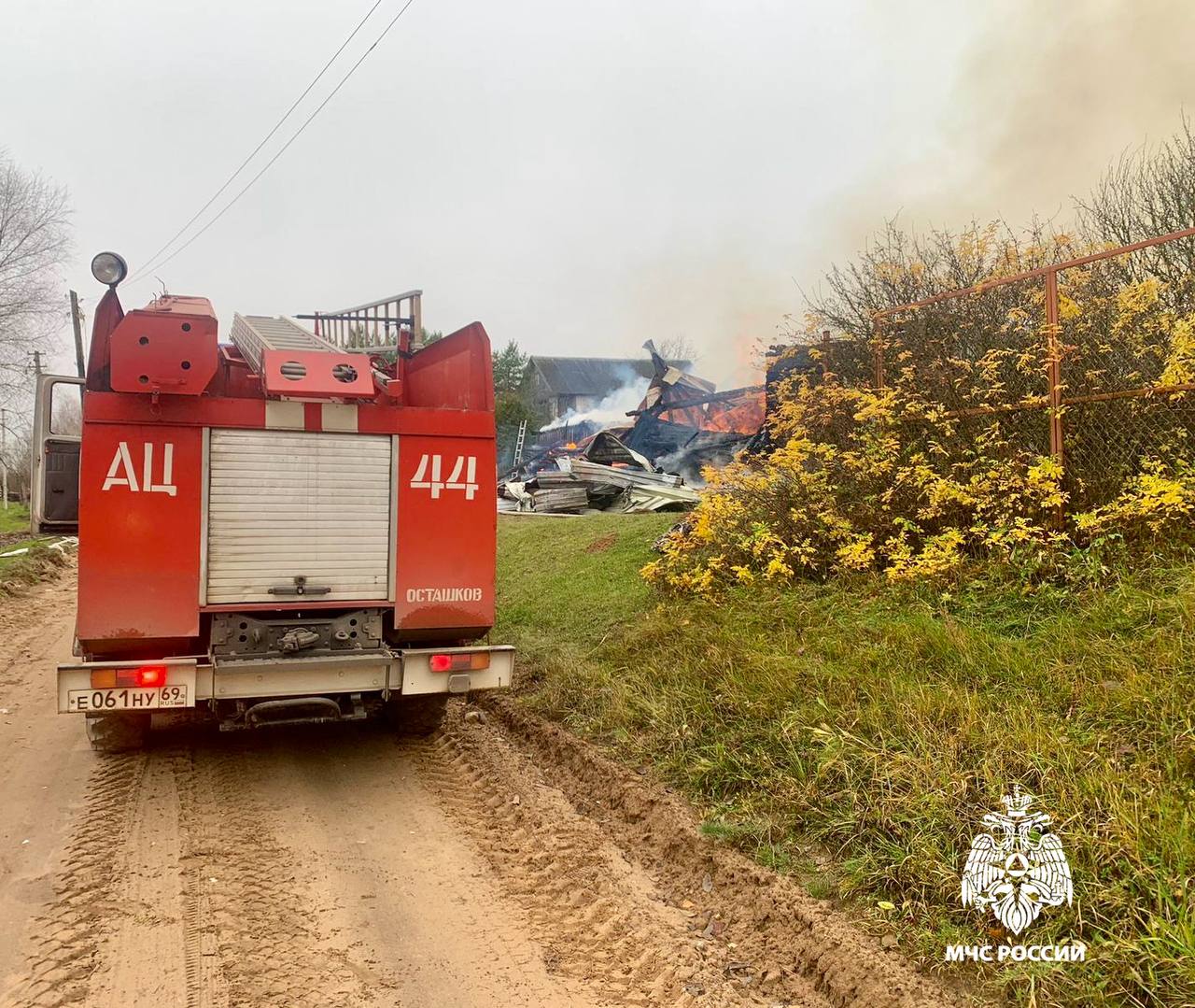 Во время пожара в Тверской области чуть не погиб хозяин дома
