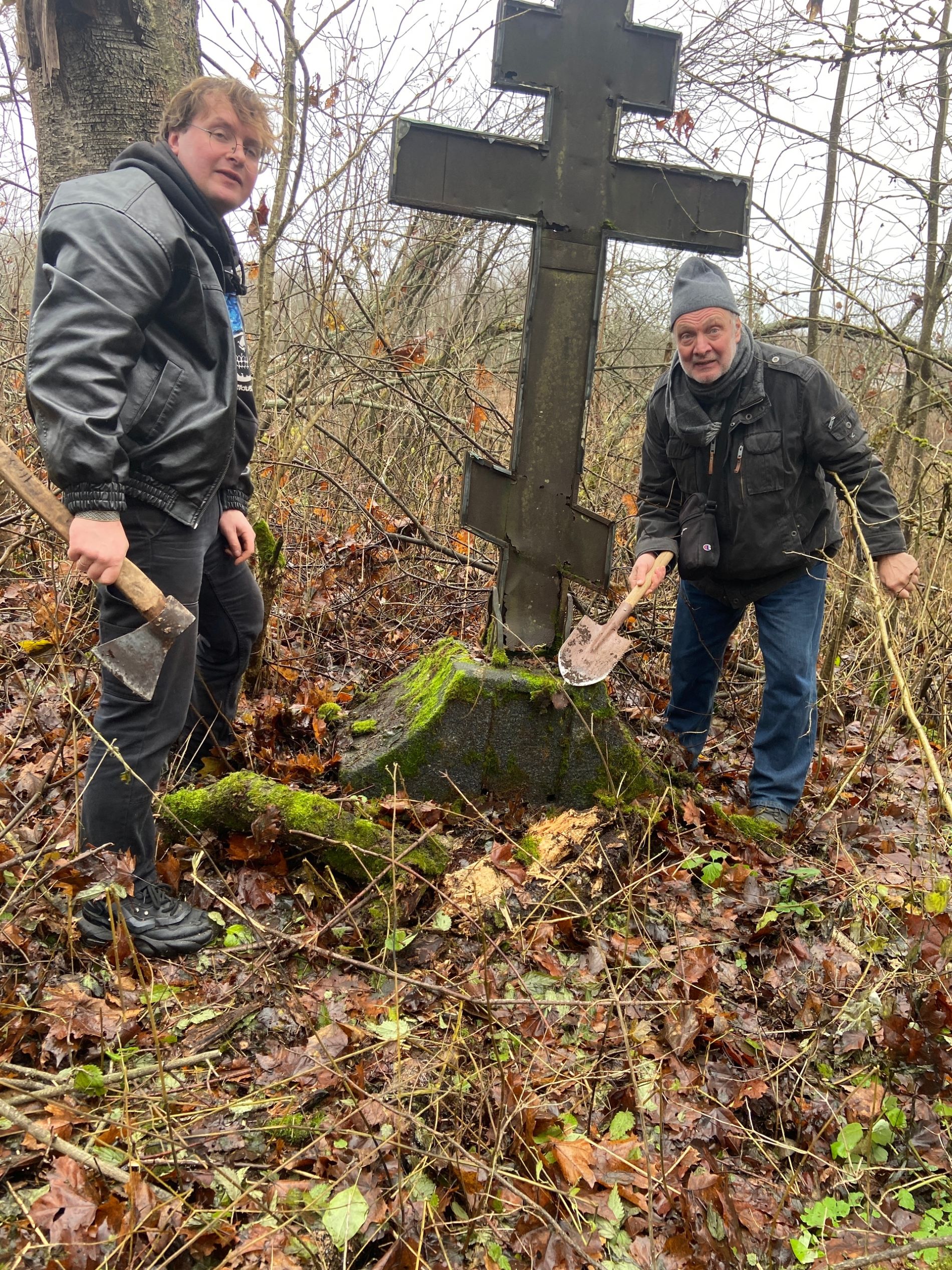 В Тверской области сохранились старинные надгробия рядом с утраченным храмом
