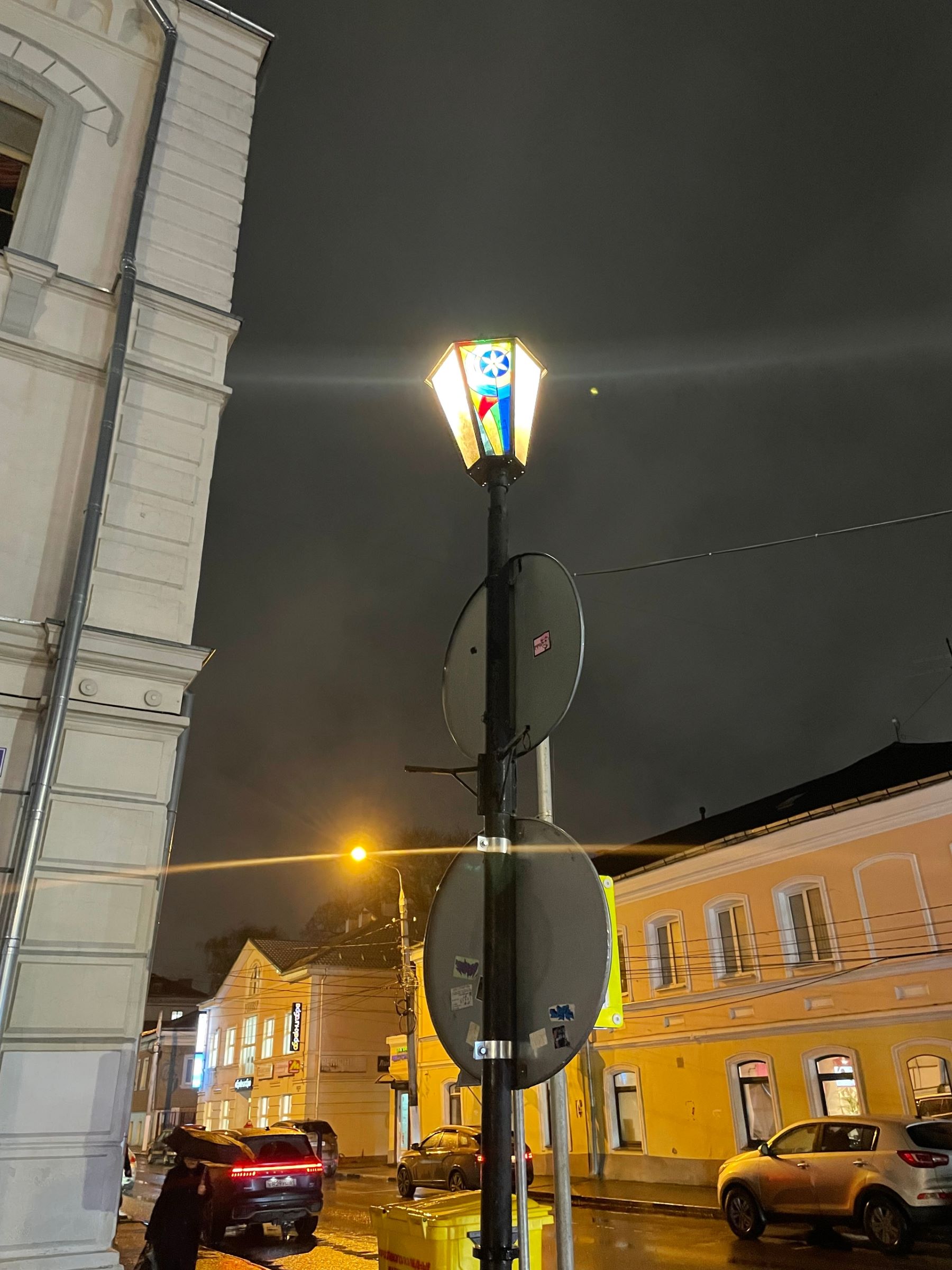 Фонарь в центре Твери заиграл космическим светом