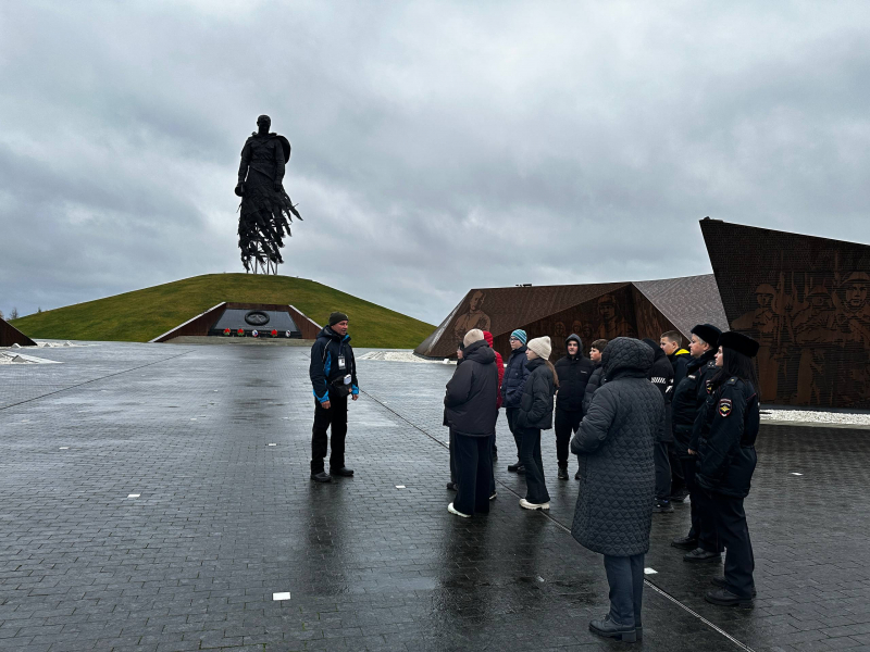 В Ржевском округе полицейские вместе с общественниками провели для школьников экскурсию по памятным местам