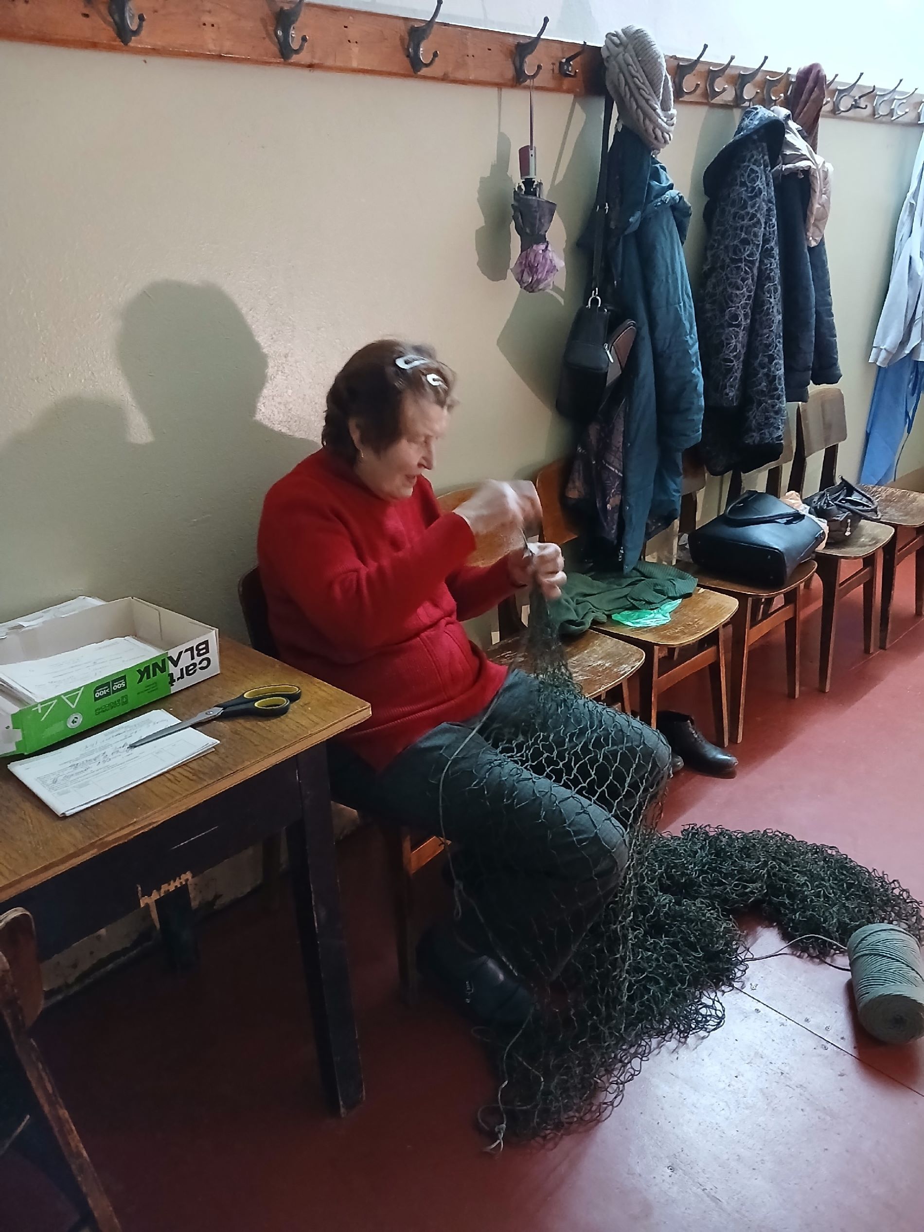 За несколько часов женщины из Тверской области сплели маскировочную сеть для бойцов