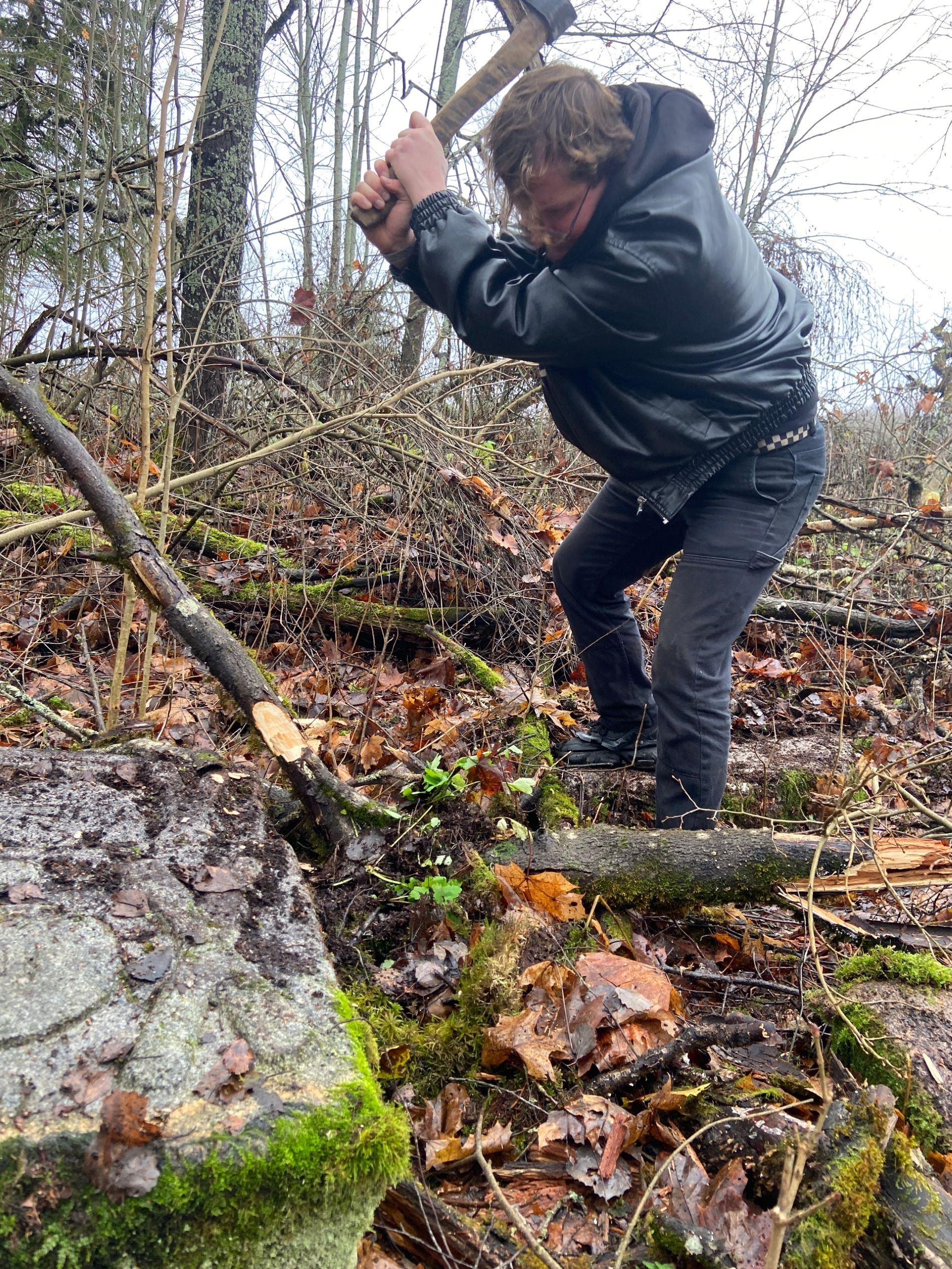 В Тверской области сохранились старинные надгробия рядом с утраченным храмом