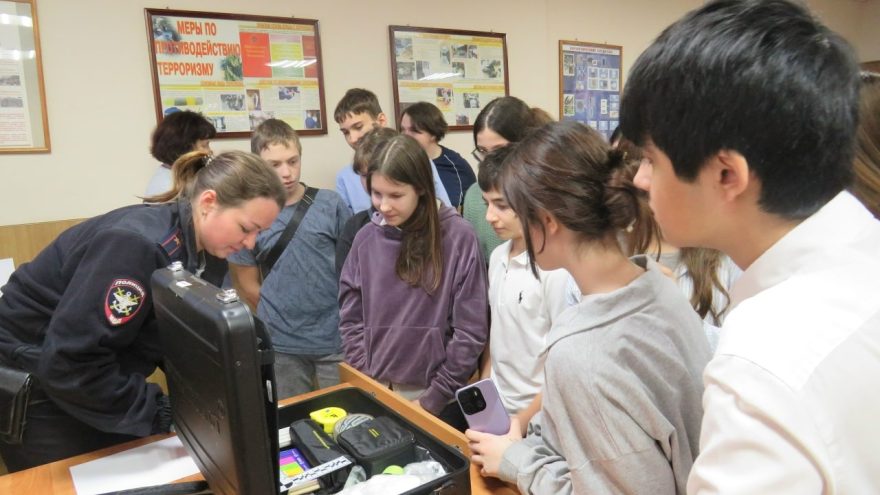 Тверские школьники побывали в гостях у транспортной полиции