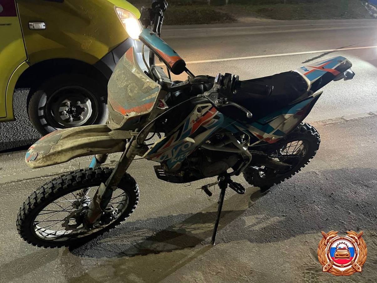 В Тверской области мужчина на питбайке врезался в бордюр и в столб