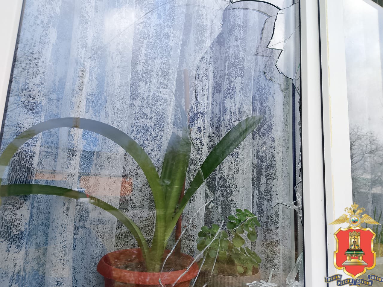 Не найдя жену, житель Тверской области выбил окна соседке