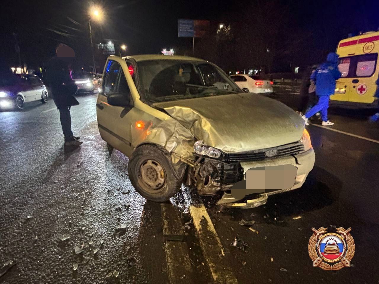В Твери столкнулись "Лексус" и "Лада Калина"