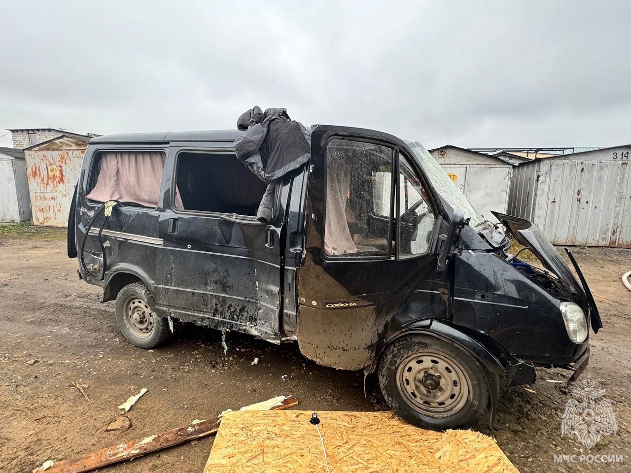 Один человек пострадал при пожаре в гаражах в Твери