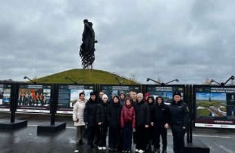 В Ржевском округе полицейские вместе с общественниками провели для школьников экскурсию по памятным местам