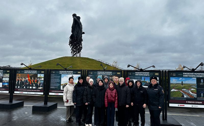 В Ржевском округе полицейские вместе с общественниками провели для школьников экскурсию по памятным местам