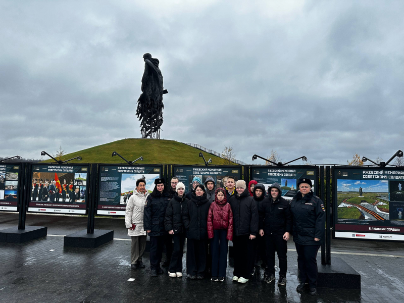 В Ржевском округе полицейские вместе с общественниками провели для школьников экскурсию по памятным местам