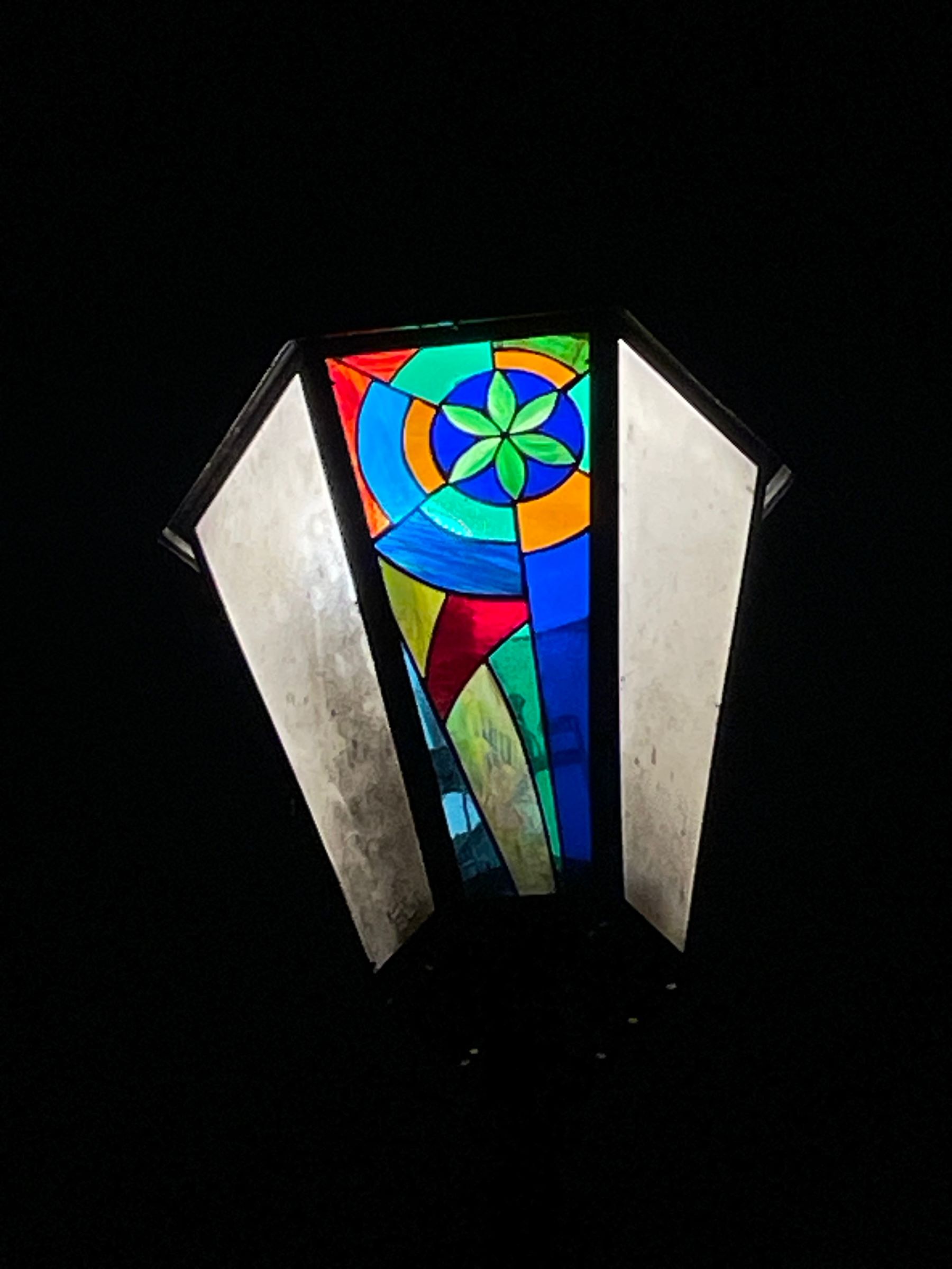 Фонарь в центре Твери заиграл космическим светом