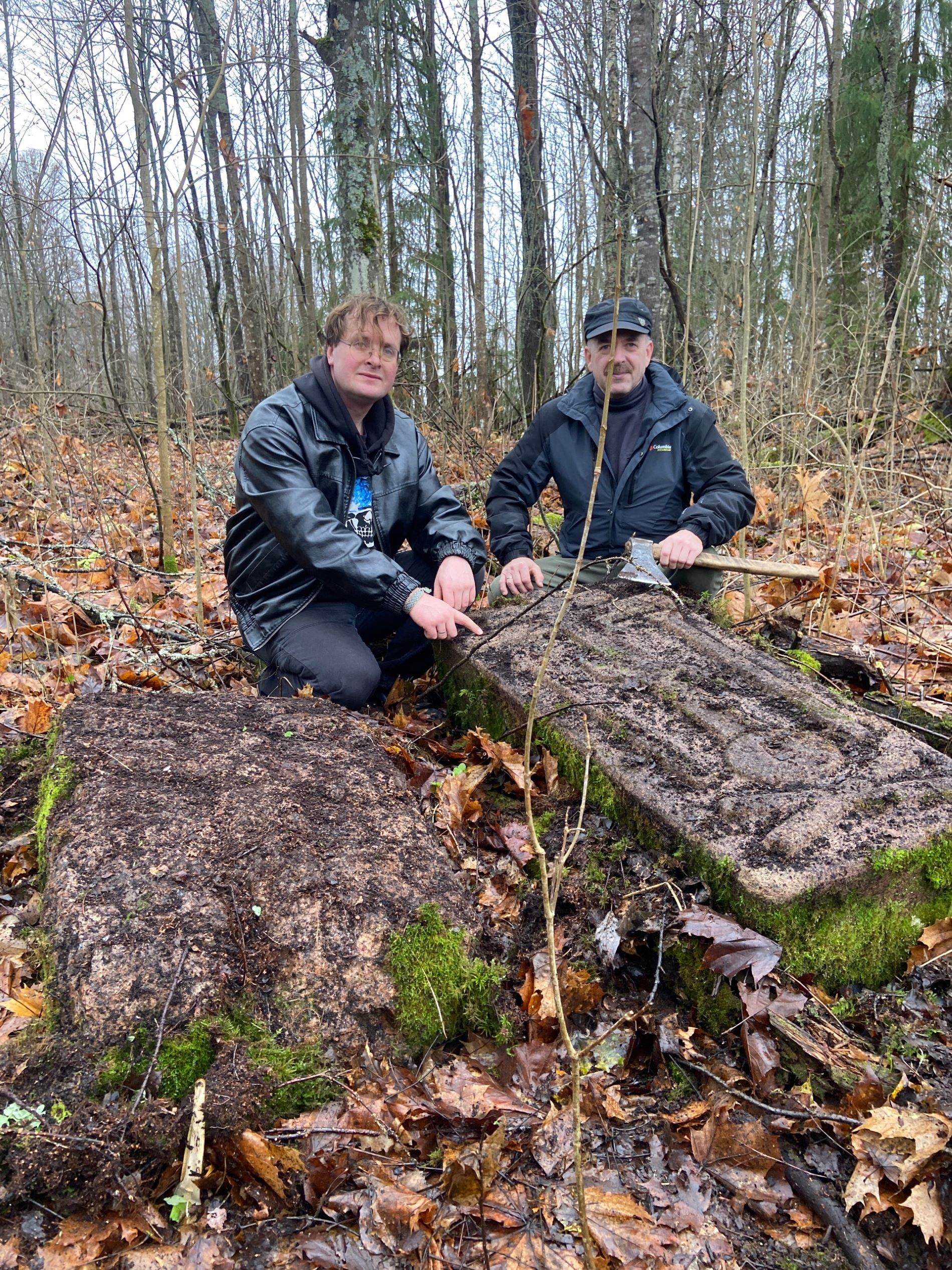 В Тверской области сохранились старинные надгробия рядом с утраченным храмом