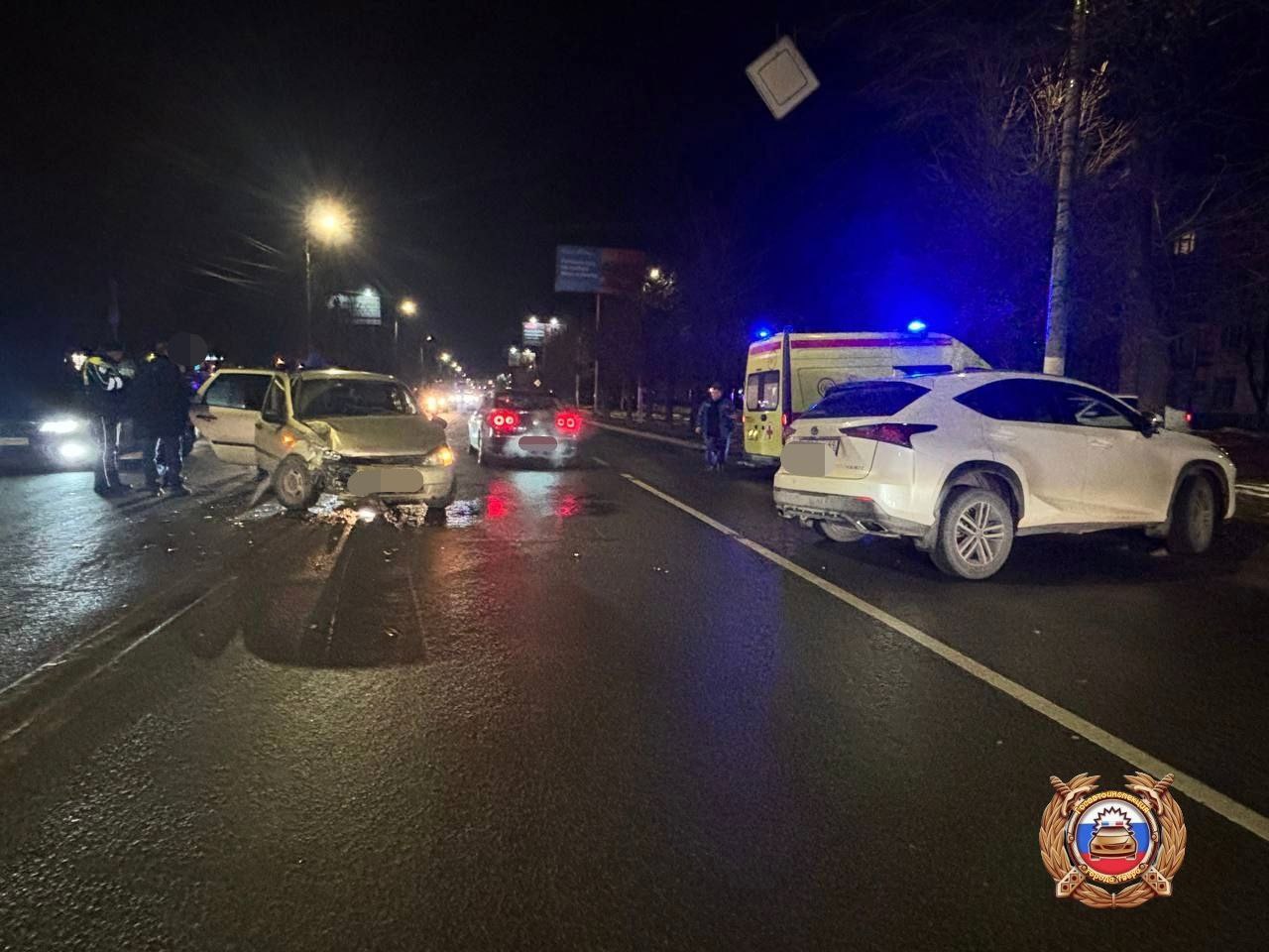 В Твери столкнулись "Лексус" и "Лада Калина"