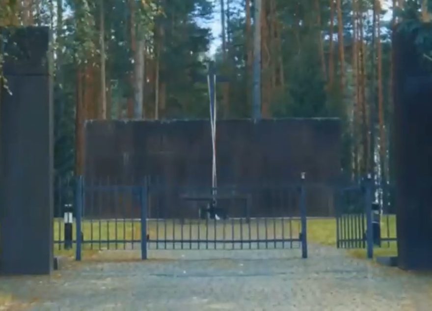 По примеру Тверской области в Смоленске демонтировали барельефы польских орденов с русофобской идеологией