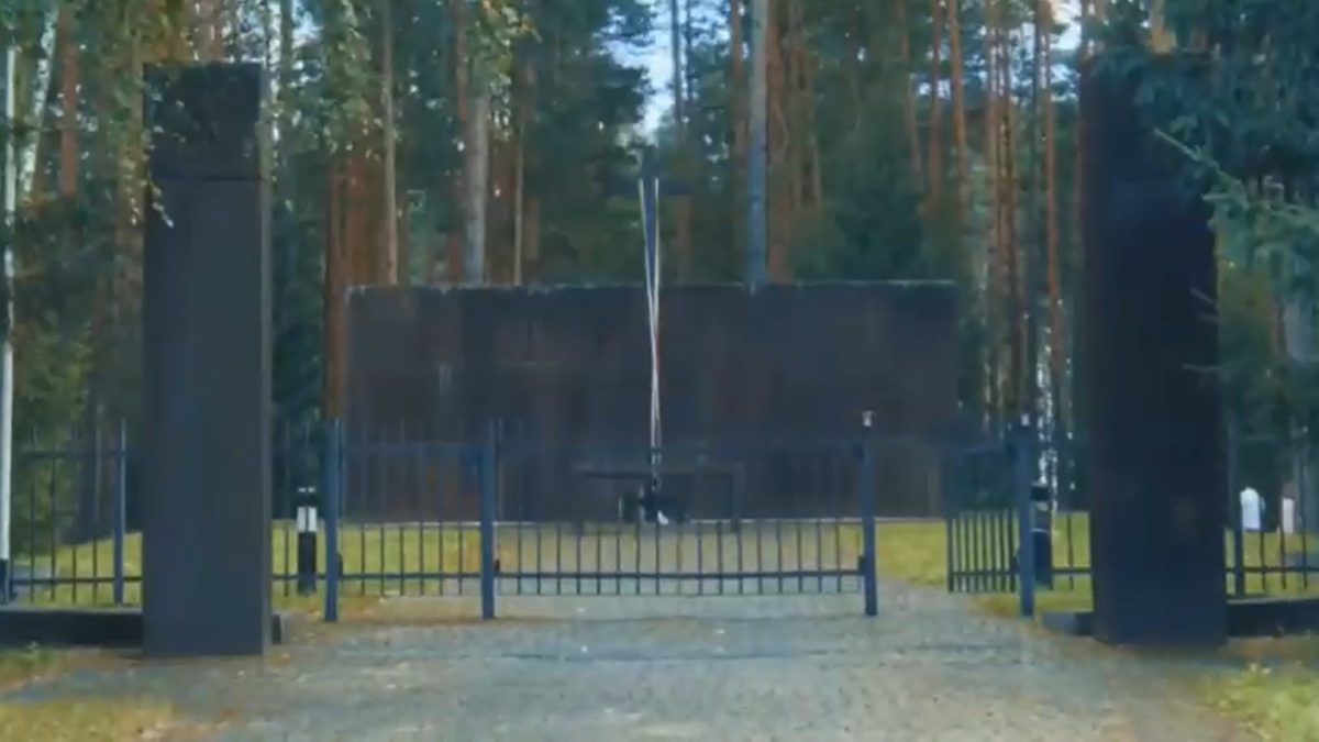 По примеру Тверской области в Смоленске демонтировали барельефы польских орденов с русофобской идеологией