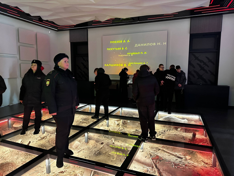 В Ржевском округе полицейские вместе с общественниками провели для школьников экскурсию по памятным местам