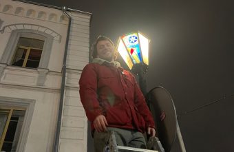 Фонарь в центре Твери заиграл космическим светом фонарь