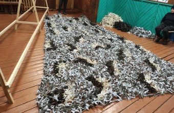 Жители Тверской области начали плести зимние маскировочные сети сети