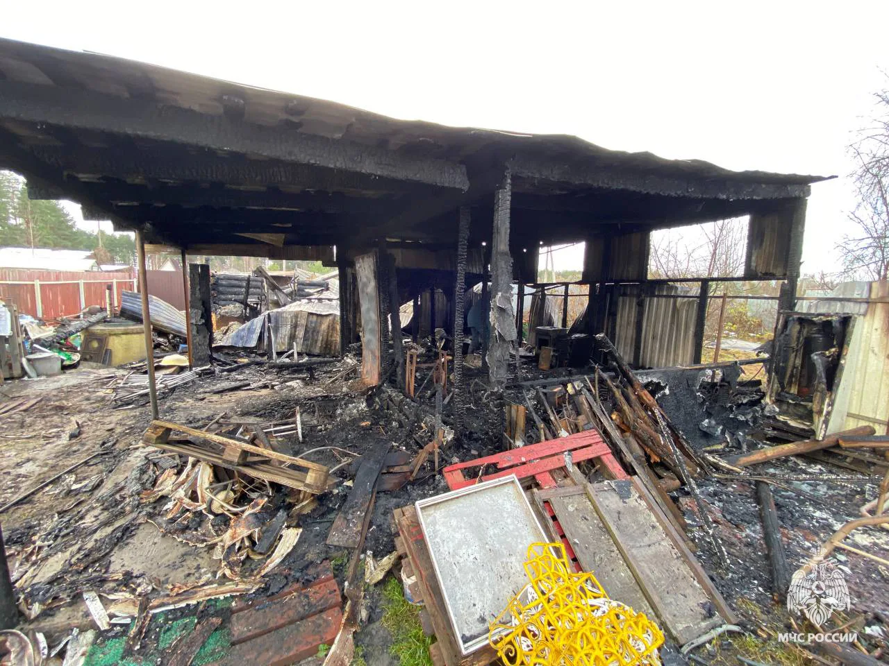 В Тверской области огонь уничтожил баню и сарай