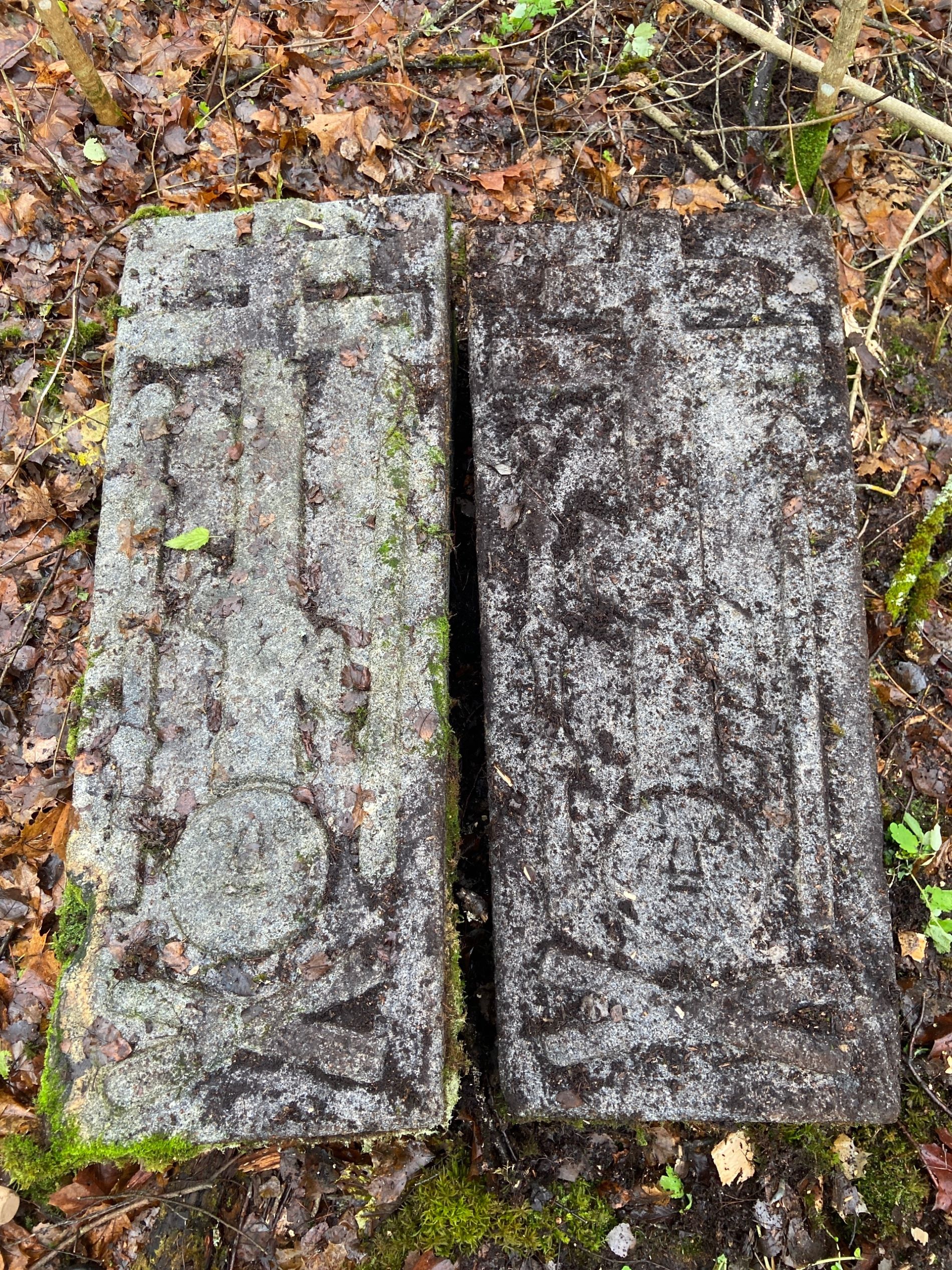 В Тверской области сохранились старинные надгробия рядом с утраченным храмом