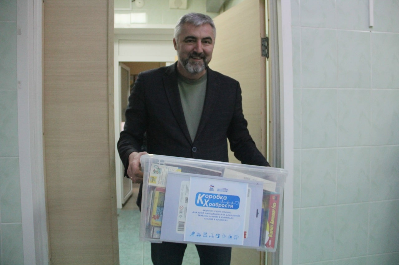 «Единая Россия» передала игрушки для детей в больнице