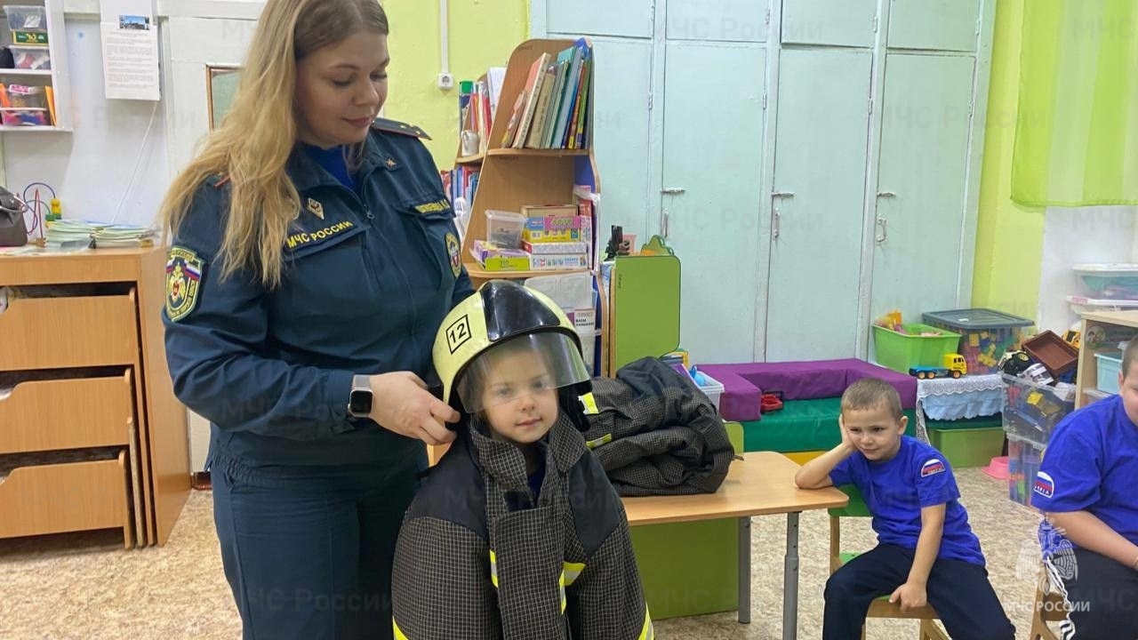 Юные жители Ржева примерили пожарную экипировку