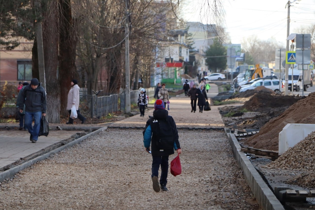 Тротуар на важной магистрали в Ржеве ремонтируют с опережением сроков
