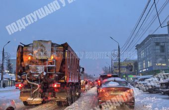 Ночной снегопад парализовал движение в Твери снегопад
