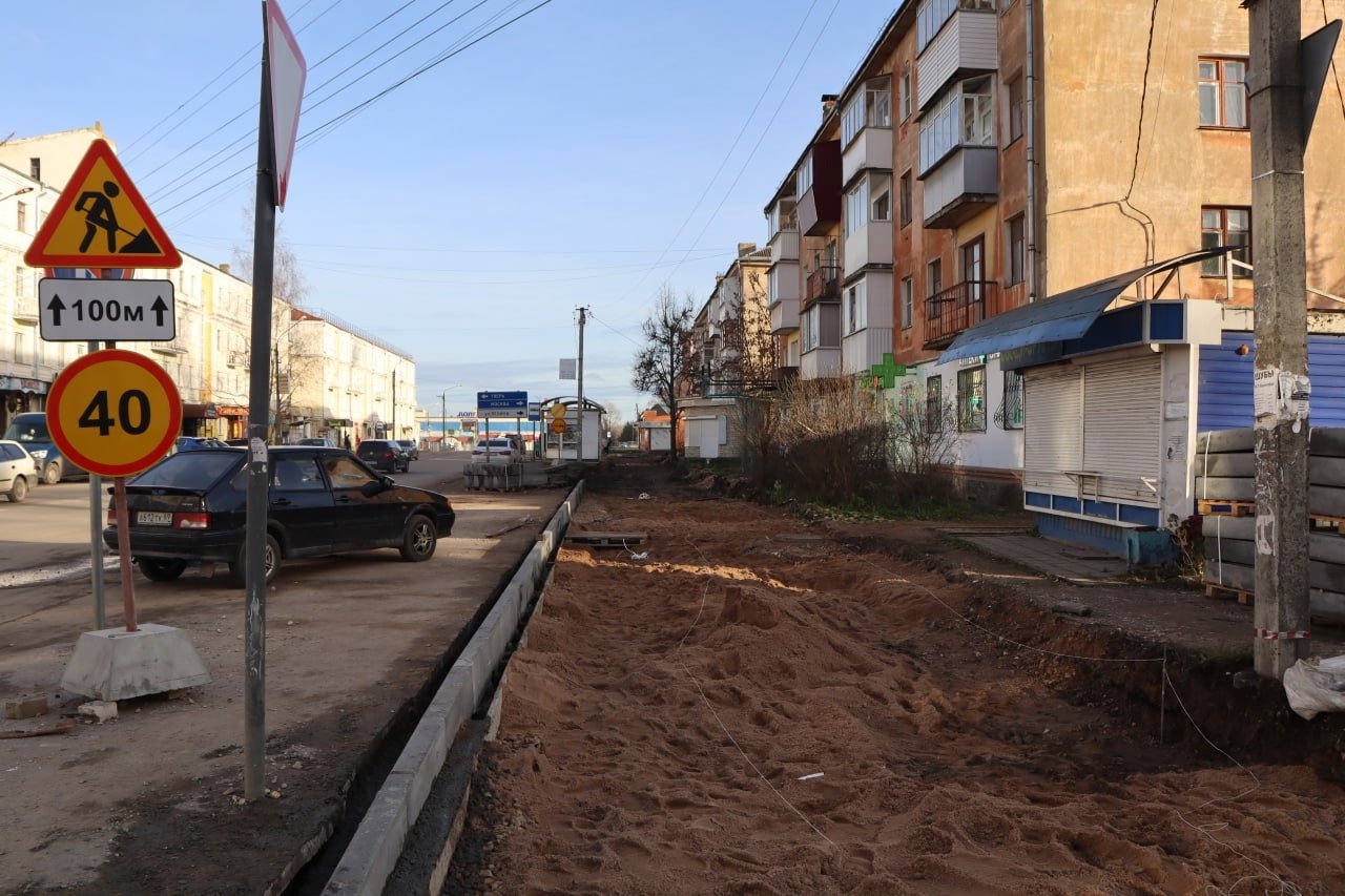 Тротуар на важной магистрали в Ржеве ремонтируют с опережением сроков