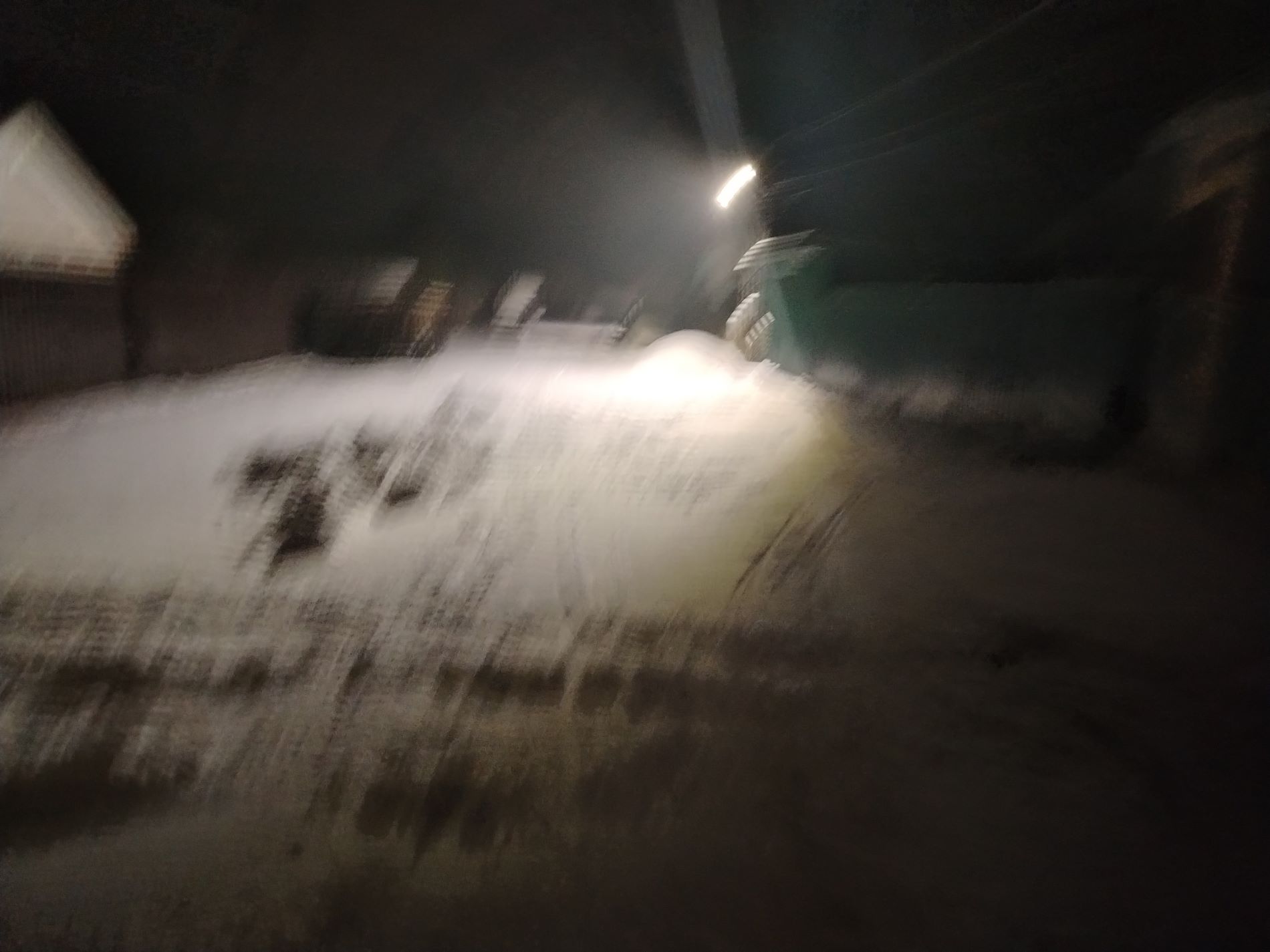 Из-за снежных завалов жителям Тверской области не проехать и не пройти