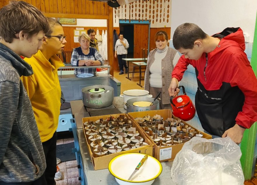 Школьники изготовили окопные свечи для бойцов СВО